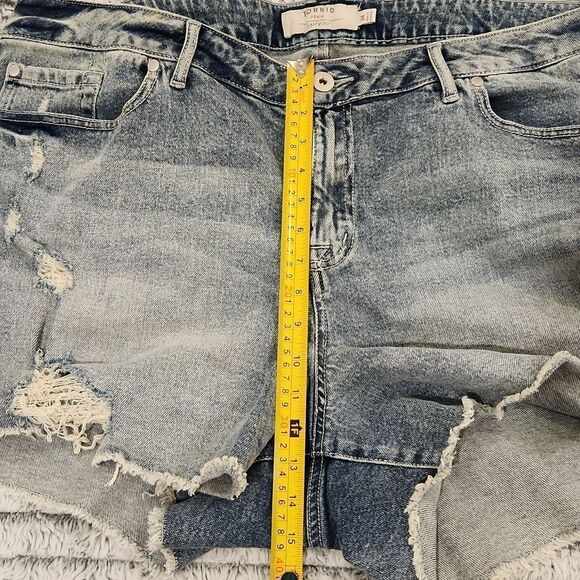 Light wash, stonewash high waist distressed Torrid jean shorts size 24. - Picture 8 of 10